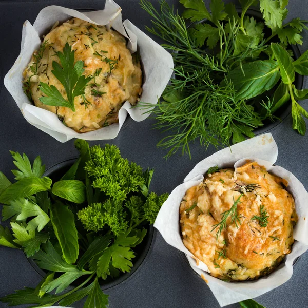 Hartige muffins met courgette en kaas — Stockfoto