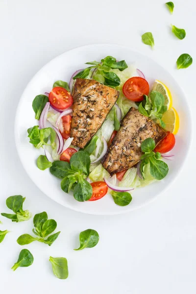 Gebratener Makrelenfisch mit frischem Salat, — Stockfoto