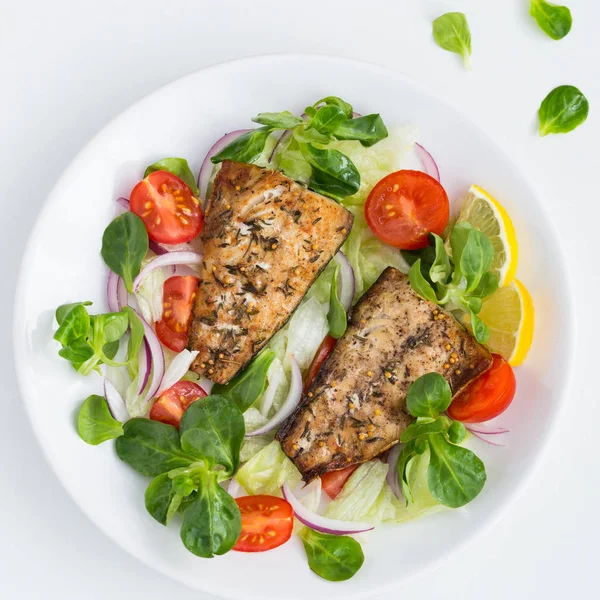 Ikan mackerel panggang dengan salad segar , — Stok Foto
