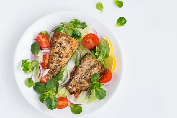 Pesce sgombro arrosto con insalata fresca , — Foto Stock