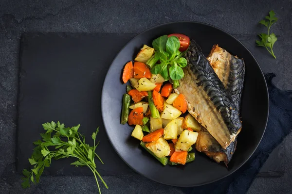Pieczona makrela i warzywa — Zdjęcie stockowe