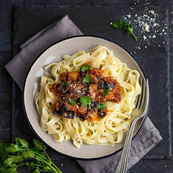 Pasta linguine met aubergine — Stockfoto