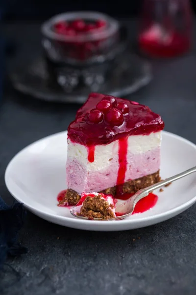 Nenhum cheesecake de cranberry cozido no fundo escuro — Fotografia de Stock