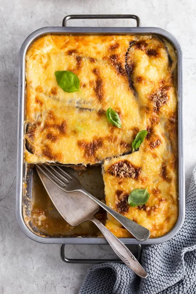 Moussaka. traditioneller griechischer Auberginenauflauf — Stockfoto