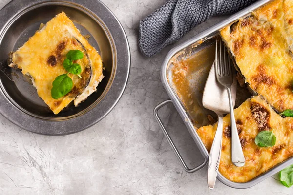 Moussaka. Traditionele Griekse aubergine braadpan — Stockfoto