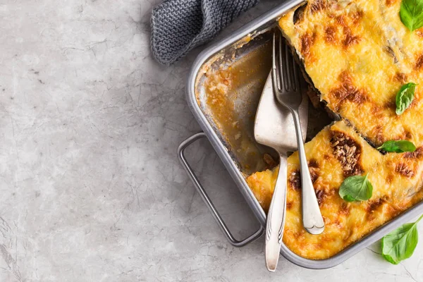 Moussaka. traditioneller griechischer Auberginenauflauf — Stockfoto