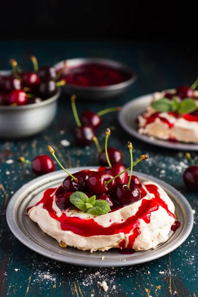 Meringues pavlova cake with fresh cherry — Stock Photo, Image