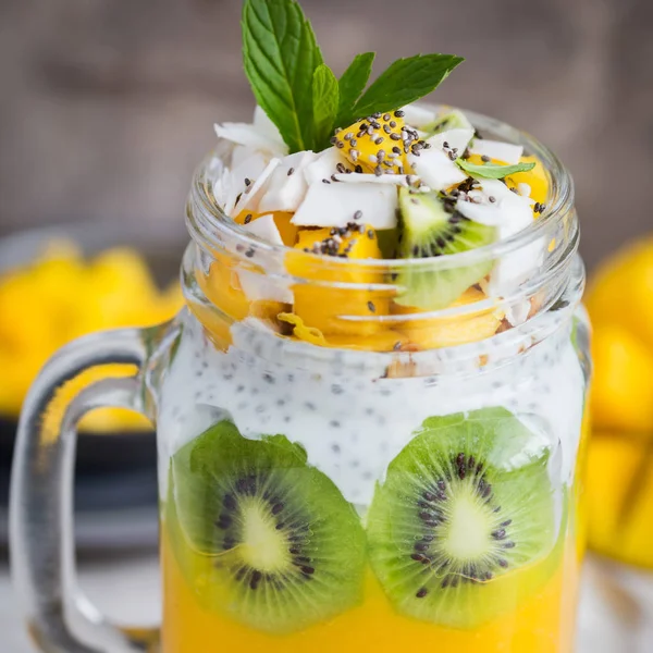 Mango, kokos och chia frön pudding i glasburk — Stockfoto