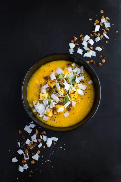 Bol à smoothie frais à la mangue et à la noix de coco — Photo