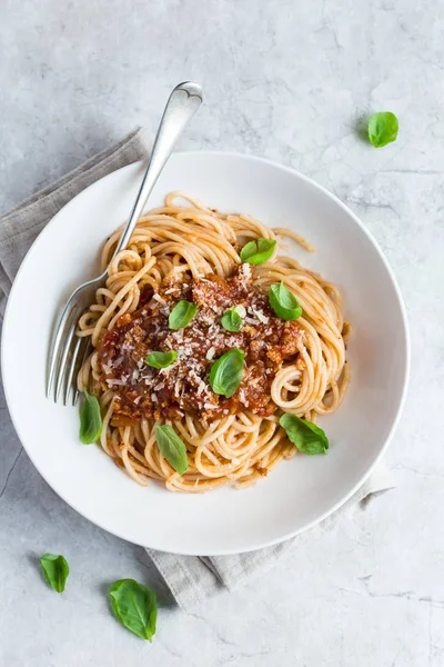 Spagetti pasta med köttfärssås sås och parmesan — Stockfoto