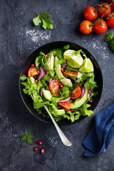 Avokado, tomat och Ruccola sallad. Hälsosam vegansk mat. — Stockfoto