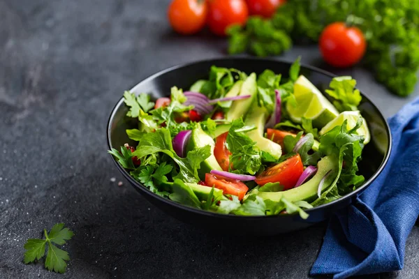 아보카도, 토마토 및 arugula 샐러드입니다. 건강 한 채식 음식. — 스톡 사진