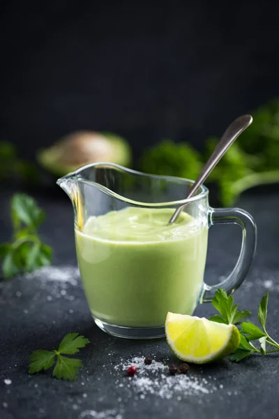 Condimento per insalata di avocado. Cremosa salsa di avocado in vetro . — Foto Stock