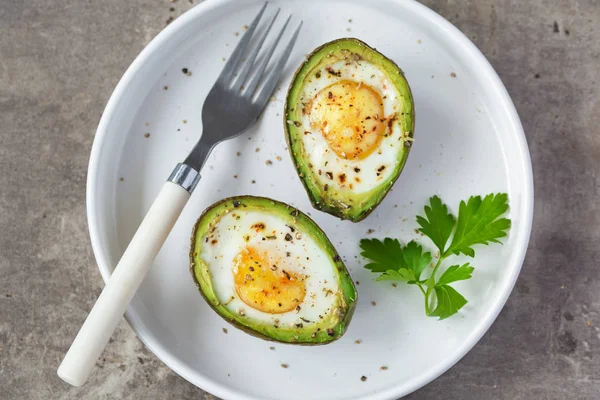 Avocado baked with eggs — Stock Photo, Image