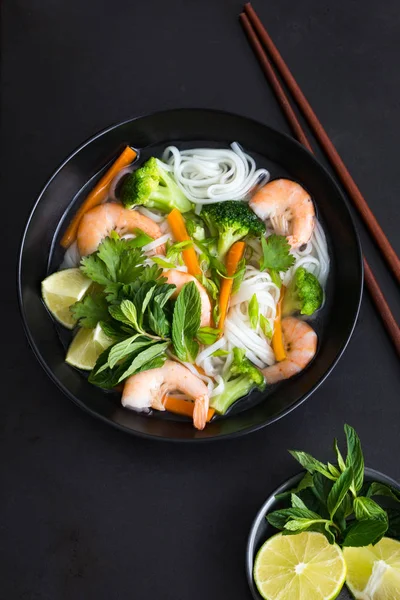 Asiatische Reisnudeln, Garnelen und Gemüsesuppe in Schüssel — Stockfoto