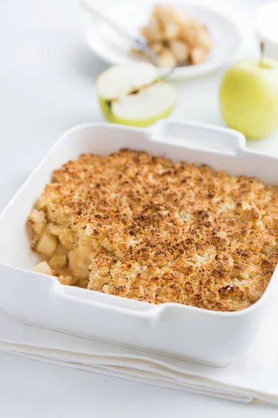 Apple crumble pie in white baking dish — Stock Photo, Image