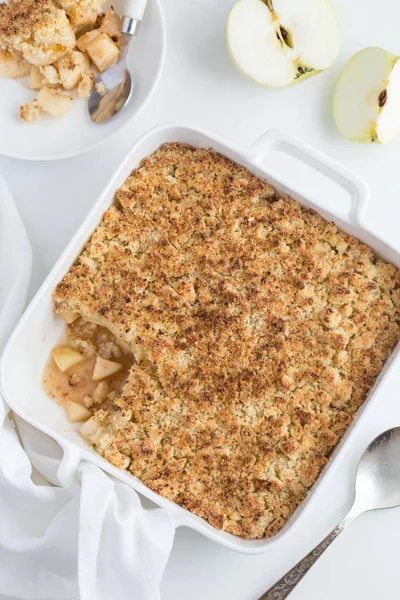 Apple crumble pie in white baking dish — Stock Photo, Image