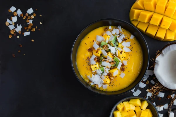 Verse mango en Kokos smoothie kom — Stockfoto