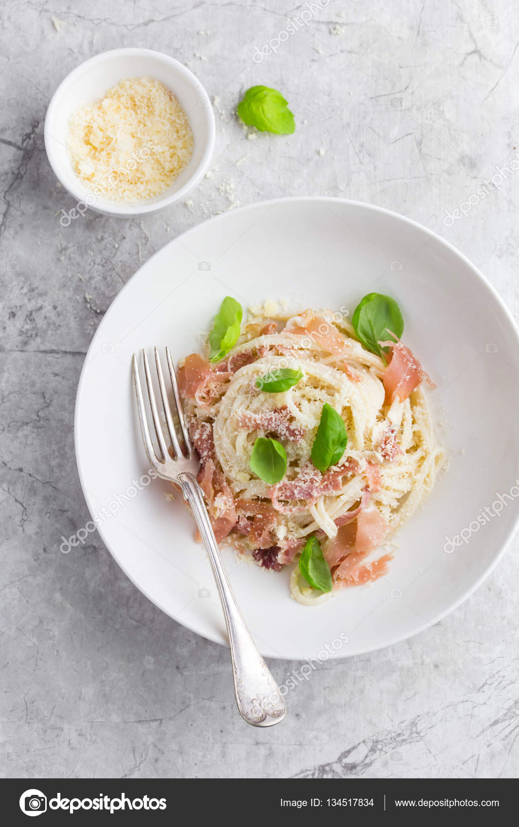 Pasta carbonara with prosciutto and parmesan cheese — Stock Photo © Anna_Shepulova 134517834