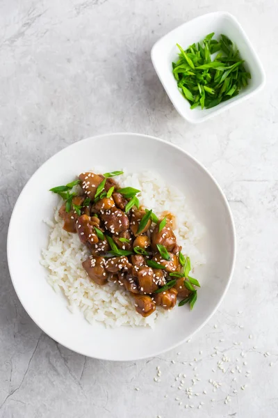 Teriyaki kip met rijst, geserveerd met sesam en gehakt — Stockfoto