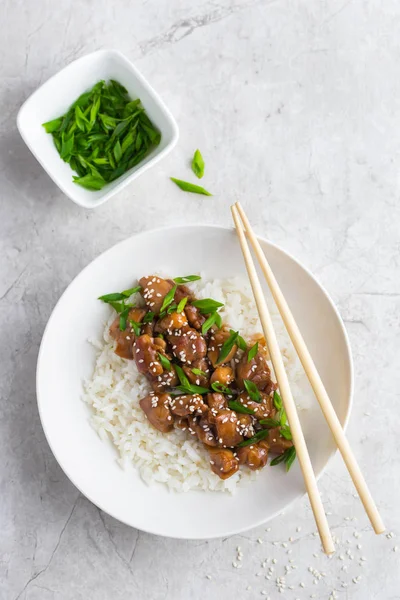 Frango teriyaki com arroz, servido com sementes de gergelim e picado — Fotografia de Stock