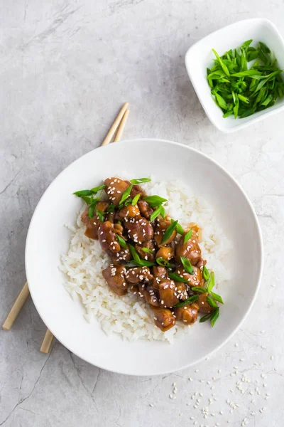 Pollo teriyaki con arroz, servido con semillas de sésamo y picado — Foto de Stock