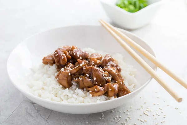 Pollo teriyaki con arroz en tazón blanco —  Fotos de Stock
