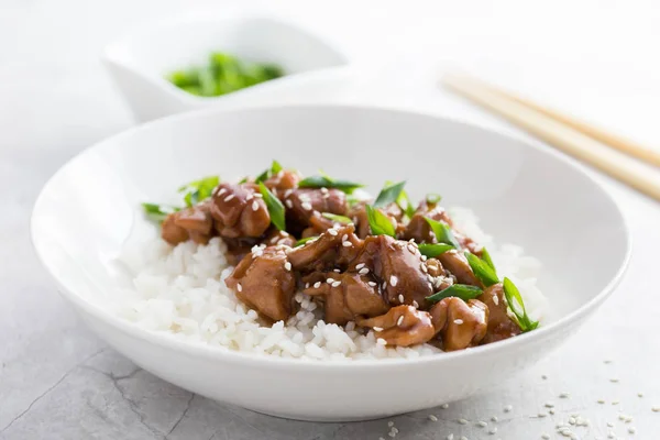 Teriyaki-Huhn mit Reis in weißer Schüssel — Stockfoto