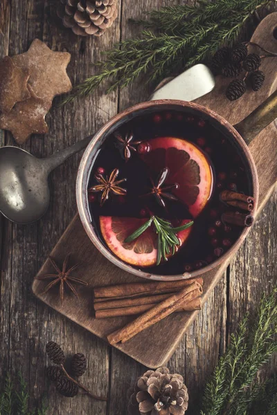 Fűszeres forralt bor, a narancs, fahéj, ánizs. rusztikus háttérben — Stock Fotó