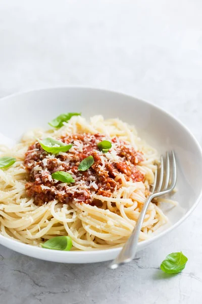 Spagetti makarna bolognese sos ve parmesan peyniri ile — Stok fotoğraf