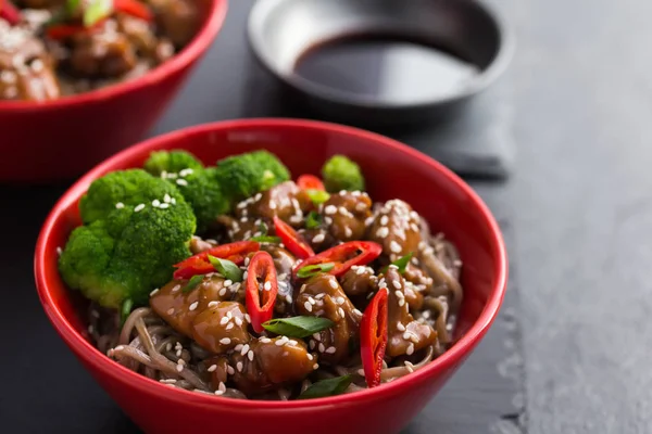 Nouilles soba au poulet teriyaki et brocoli — Photo