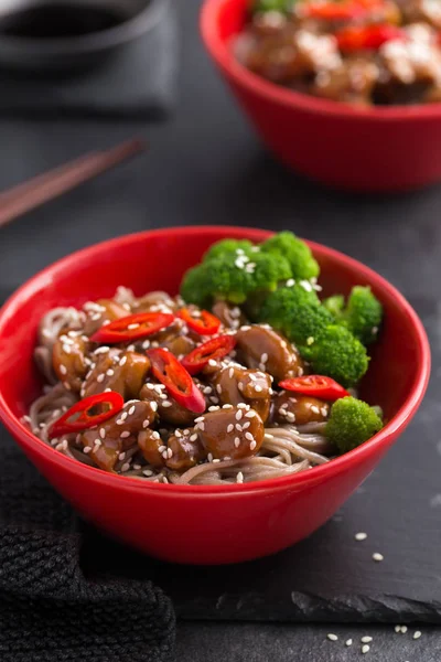 Soba nudel med teriyaki kyckling och broccoli — Stockfoto