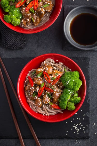 Soba nudle s kuřecí teriyaki a brokolicí — Stock fotografie