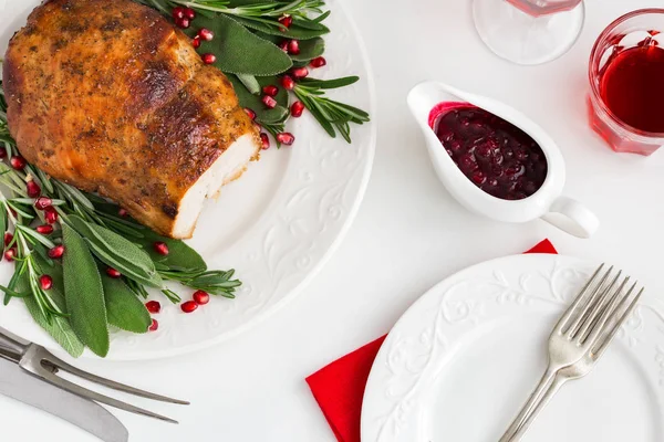 Gebraden kalkoenfilet met pittige kruiden en cranberry saus, — Stockfoto