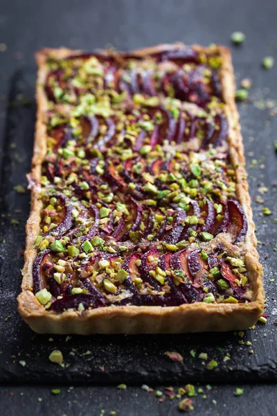 Plum and pistachios tart — Stock Photo, Image