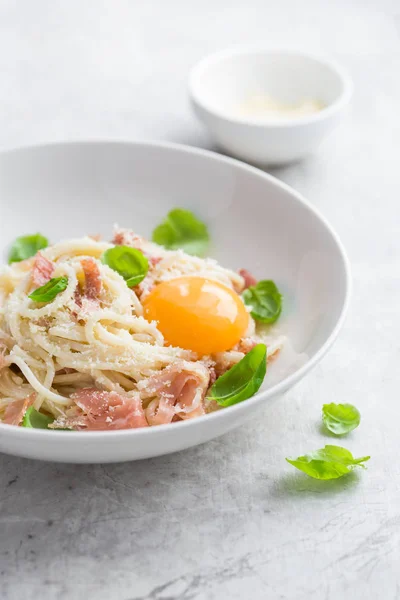 Macarrão carbonara com presunto, queijo parmesão e gema de ovos — Fotografia de Stock