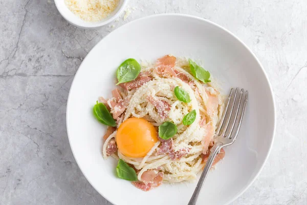 Pasta carbonara met prosciutto, Parmezaanse kaas en eieren dooier — Stockfoto