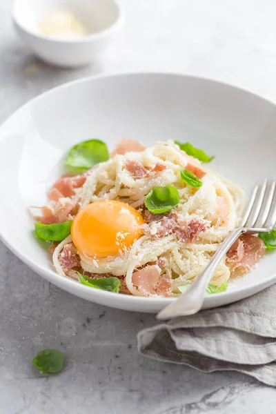 与火腿，面食 carbonara 帕尔玛奶酪和鸡蛋蛋黄 — 图库照片