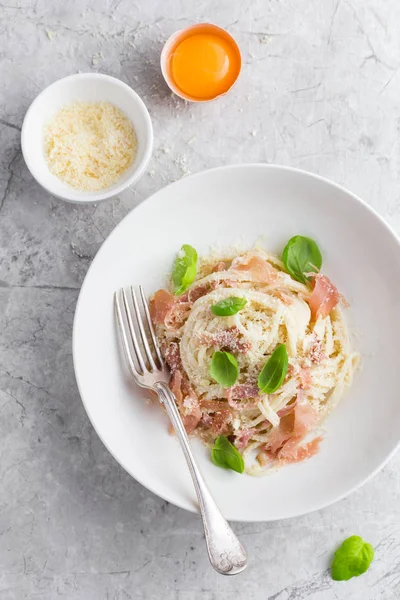 Macarrão carbonara com presunto e queijo parmesão — Fotografia de Stock