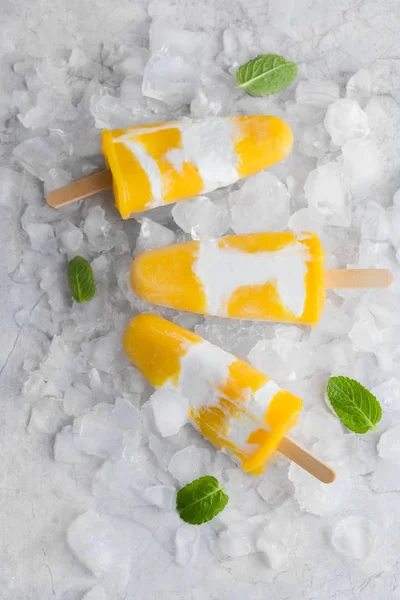 芒果和酸奶冰棍冰淇淋 — 图库照片