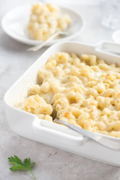 Macarrão e queijo, macarrão cozido no forno e queijo em caçarola branca — Fotografia de Stock