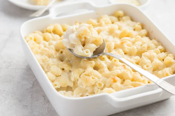 Baked macaroni and cheese in white casserole dish — Stock Photo, Image