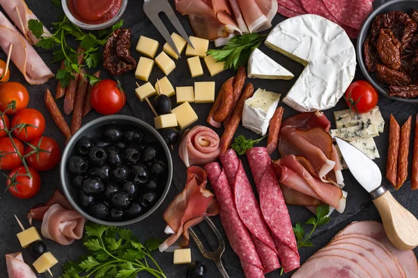 Antipasti platter. Cheese and meat appetizer selection. — Stock Photo, Image