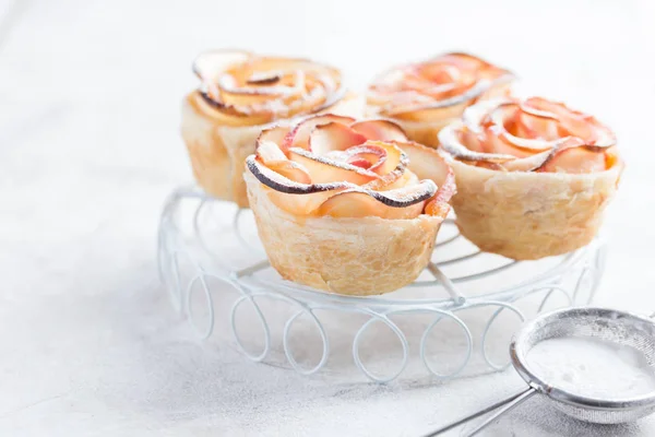 Deliziose rose di mele torte di pasta sfoglia — Foto Stock