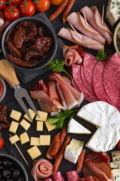 Antipasti platter. Cheese and meat appetizer selection. — Stock Photo, Image