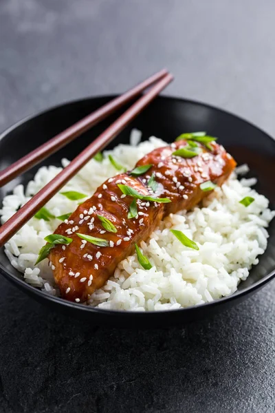 Salmón teriyaki y arroz —  Fotos de Stock