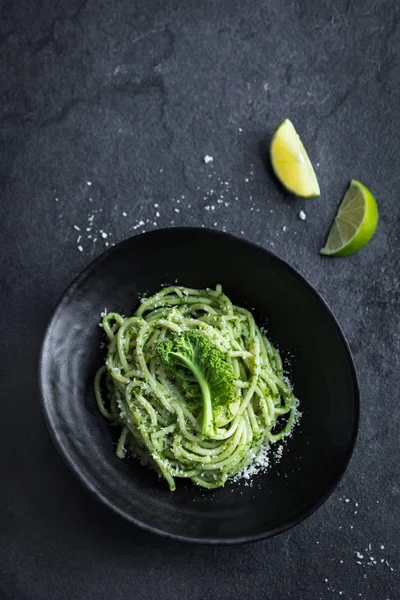 Macarrão de espaguete com molho de pesto de couve e queijo parmesão — Fotografia de Stock