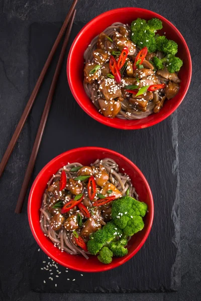 Soba nudle s kuřecí teriyaki a brokolicí — Stock fotografie