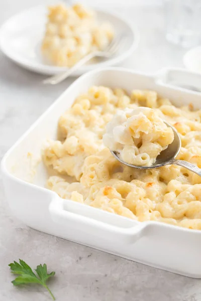 Baked macaroni and cheese in white casserole dish — Stock Photo, Image