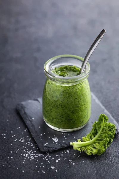 Köstliche Grünkohl-Pesto-Sauce — Stockfoto